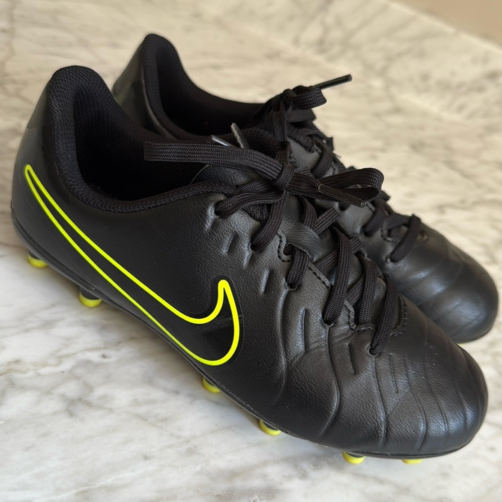 Boys Nike Tiempo Soccer Cleats Size 3 Black & Neon